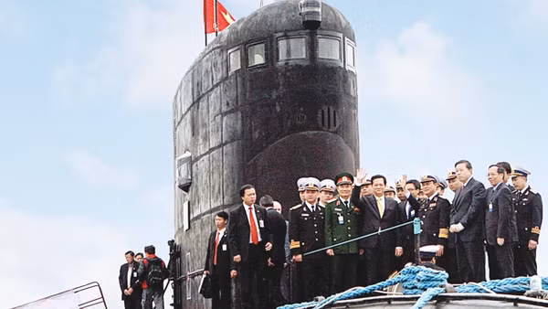 Thủ tướng Chính phủ thăm tàu ngầm Hà Nội. 