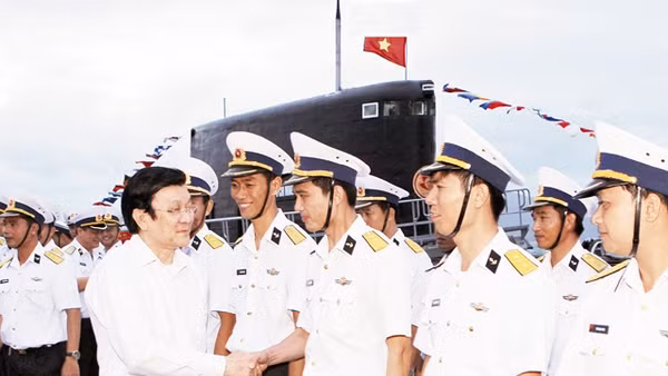 Chủ tịch nước Trương Tấn Sang thăm cán bộ, chiến sĩ Lữ đoàn Tàu ngầm 189.                      Ảnh: Nguyễn Khang (TTXVN)