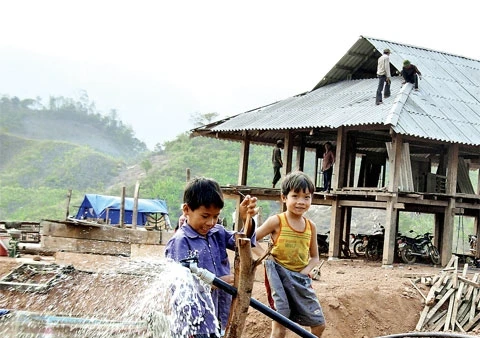 Nước sinh hoạt về điểm TĐC Pa Sáng, xã Chiềng Ơn, huyện Quỳnh Nhai (Sơn La).