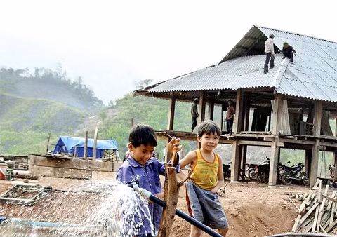 Nước sinh hoạt về điểm TĐC Pa Sáng, xã Chiềng Ơn, huyện Quỳnh Nhai (Sơn La).