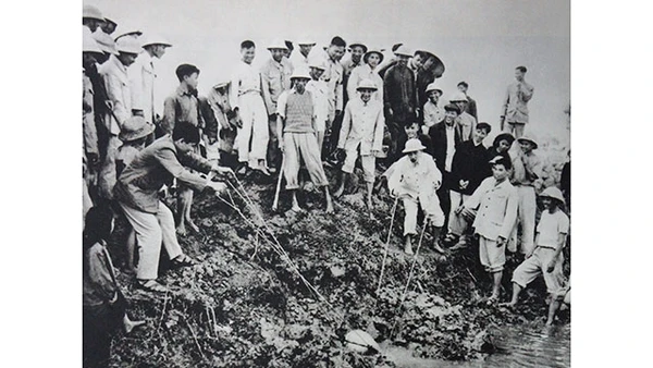 Chủ tịch Hồ Chí Minh tát nước chống hạn với bà con nông dân ở cánh đồng Quai Chải, xã Đại Thanh, huyện Thường Tín, Hà Đông (ngày 12-1-1958). Ảnh tư liệu