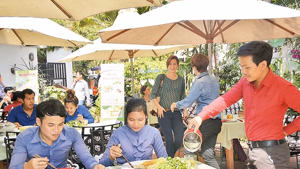 Thưởng thức món ăn Việt Nam tại nhà hàng Vietnamese Champa. 