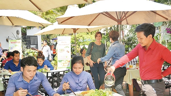 Thưởng thức món ăn Việt Nam tại nhà hàng Vietnamese Champa. 