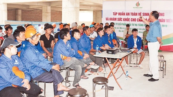 Sở Lao động - Thương binh và Xã hội phối hợp Công ty cổ phần Đầu tư Hạ tầng Intracom tập huấn về an toàn, vệ sinh lao động và khám sức khỏe cho công nhân. Ảnh: HOÀI THU
