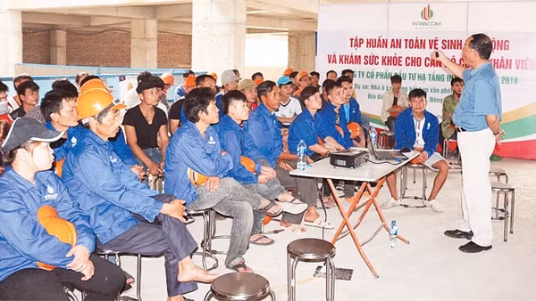 Sở Lao động - Thương binh và Xã hội phối hợp Công ty cổ phần Đầu tư Hạ tầng Intracom tập huấn về an toàn, vệ sinh lao động và khám sức khỏe cho công nhân. Ảnh: HOÀI THU