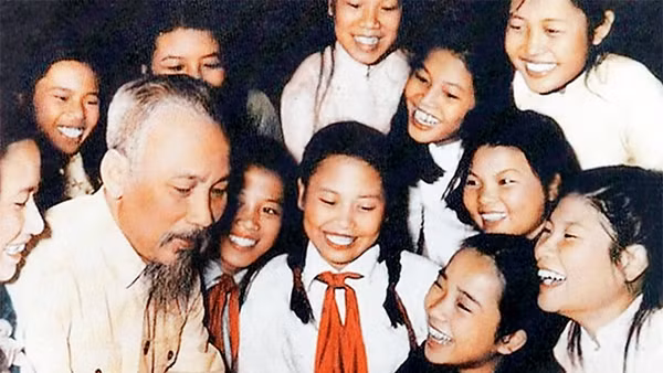 Chủ tịch Hồ Chí Minh với các học sinh Trường trung học Trưng Vương, Hà Nội (19-5-1956).