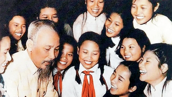 Chủ tịch Hồ Chí Minh với các học sinh Trường trung học Trưng Vương, Hà Nội (19-5-1956).