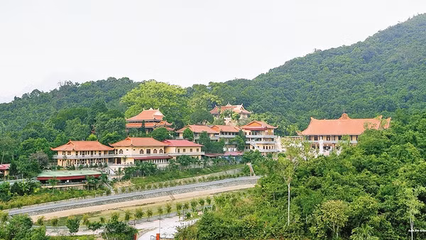 Dưới chân Yên Tử. Ảnh: Khánh Giang