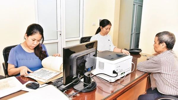 Cán bộ bộ phận một cửa quận ủy Thanh Xuân giải quyết thủ tục hành chính về công tác Đảng cho đảng viên.