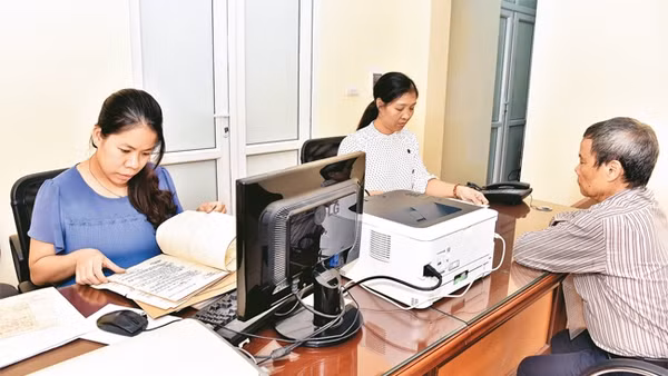 Cán bộ bộ phận một cửa quận ủy Thanh Xuân giải quyết thủ tục hành chính về công tác Đảng cho đảng viên.