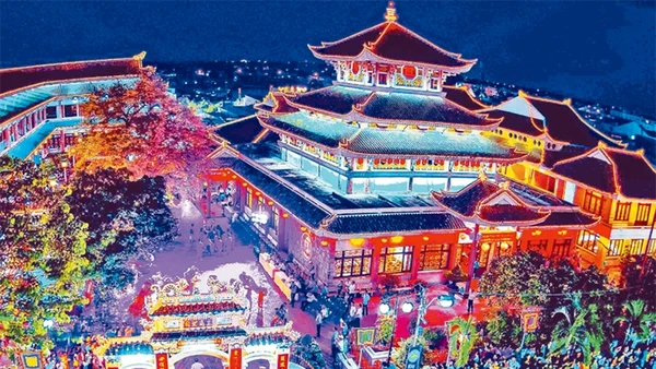 Miếu bà Chúa xứ Núi Sam trong mùa lễ hội.