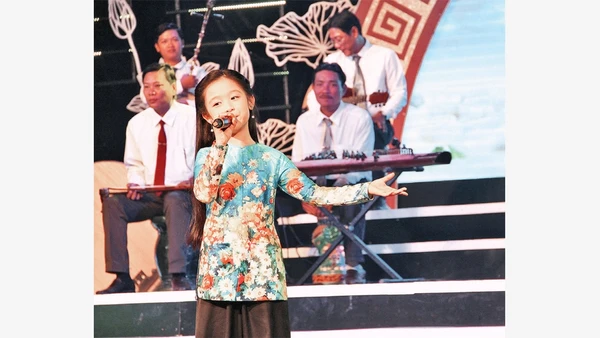 Bảo Ngọc, đại sứ hình ảnh của festival đờn ca tài tử trình diễn bài hát "Lý chim xanh".