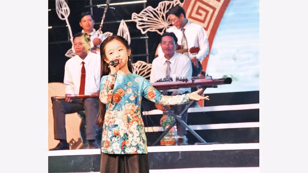 Bảo Ngọc, đại sứ hình ảnh của festival đờn ca tài tử trình diễn bài hát "Lý chim xanh".