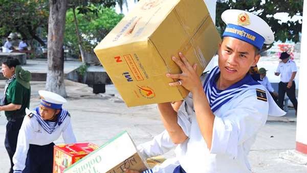 Chiến sĩ đảo Song Tử Tây nhận quà từ đất liền. Ảnh: ANH NAM