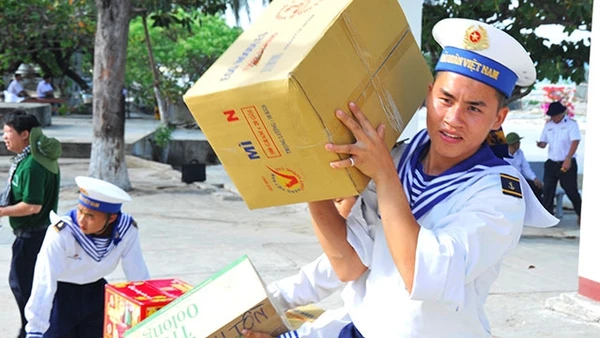 Chiến sĩ đảo Song Tử Tây nhận quà từ đất liền. Ảnh: ANH NAM