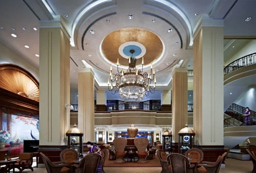 Bên trong khách sạn Traders ở Yangon.