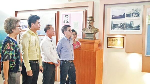 Ông Hồ Văn Lâm (thứ tư, từ trái qua) cùng bà con kiều bào đến thăm Khu tưởng niệm Chủ tịch Hồ Chí Minh ở tỉnh Udon Thani.