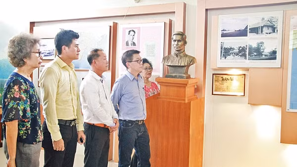 Ông Hồ Văn Lâm (thứ tư, từ trái qua) cùng bà con kiều bào đến thăm Khu tưởng niệm Chủ tịch Hồ Chí Minh ở tỉnh Udon Thani.