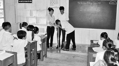 Hướng dẫn kiểm tra độ ô nhiễm của nước tại điểm trường Cửa Vạn (Trường THCS Hùng Thắng, TP Hạ Long, Quảng Ninh).