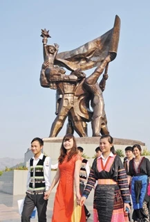 Bên tượng đài chiến thắng Ðiện Biên Phủ.        Ảnh: Ðăng Khoa