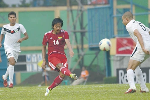 Đội trưởng đội tuyển U23 Myanmar Kyaw Zeyar Win (áo đỏ).