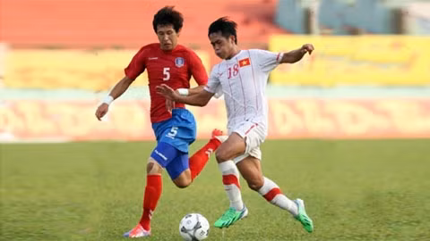 Tiền đạo Hà Minh Tuấn (phải) đang nỗ lực tìm lại phong độ tốt ở SEA Games 27. Ảnh: VÂN HỒNG