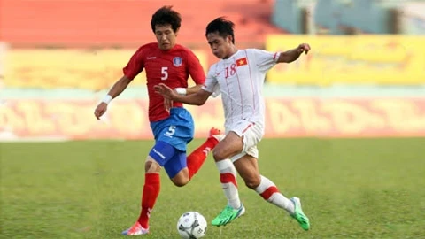 Tiền đạo Hà Minh Tuấn (phải) đang nỗ lực tìm lại phong độ tốt ở SEA Games 27. Ảnh: VÂN HỒNG