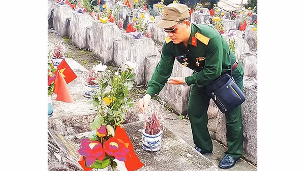 Mỗi khi có dịp, ông Vũ Văn Cảnh lại lên thắp hương cho đồng đội tại Nghĩa trang liệt sĩ Vị Xuyên (Hà Giang).