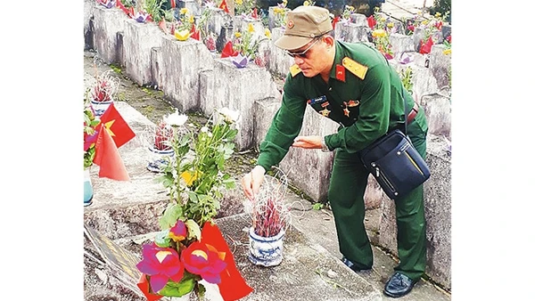 Mỗi khi có dịp, ông Vũ Văn Cảnh lại lên thắp hương cho đồng đội tại Nghĩa trang liệt sĩ Vị Xuyên (Hà Giang).