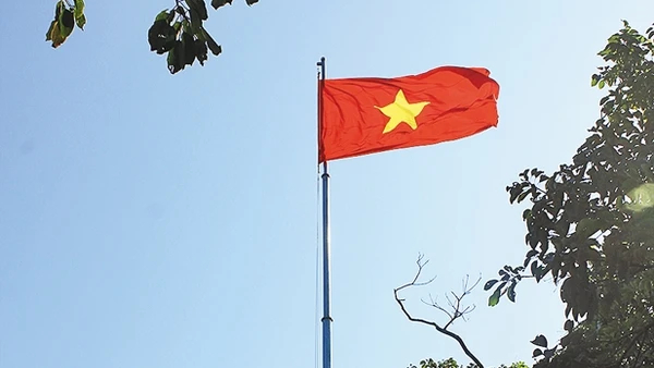 Cờ Tổ quốc tung bay trên đảo.