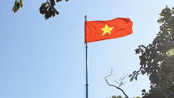 Cờ Tổ quốc tung bay trên đảo.
