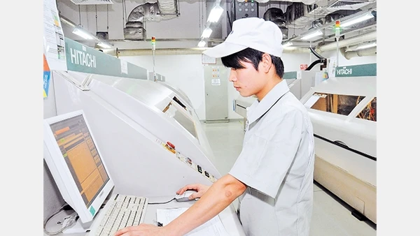 Vận hành dây chuyền sản xuất bảng mạch điện tử tại Công ty cổ phần Meiko (Khu công nghiệp Thạch Thất - Quốc Oai). Ảnh: Ðăng Anh