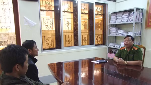 Đại tá Triệu Văn Điện (bên phải) ngoài dùng trí còn lấy nhân tâm thu phục lòng người. Ảnh Tư liệu Công an Lạng Sơn.