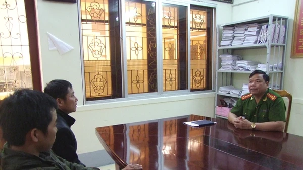 Đại tá Triệu Văn Điện (bên phải) ngoài dùng trí còn lấy nhân tâm thu phục lòng người. Ảnh Tư liệu Công an Lạng Sơn.