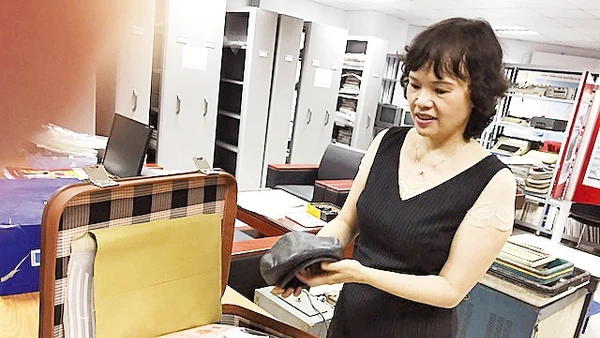 Nhà báo Kim Hoa giới thiệu về kỷ vật của nhà báo Hoàng Tùng.