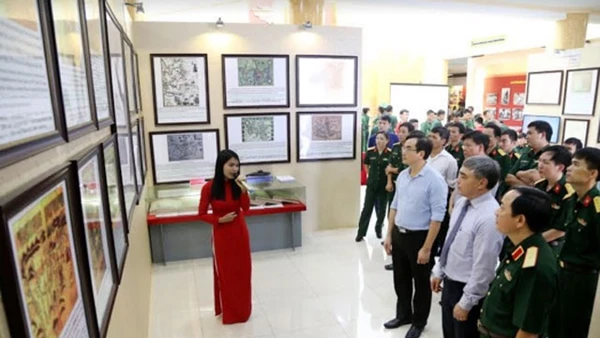 Các đại biểu tham dự triển lãm.