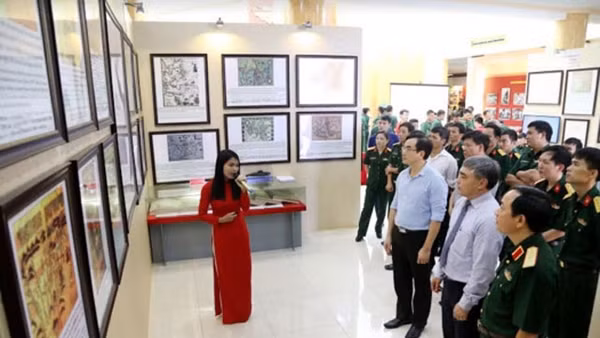 Các đại biểu tham dự triển lãm.