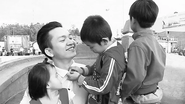 MC Hạnh Phúc gặp gỡ các em nhỏ có hoàn cảnh khó khăn.