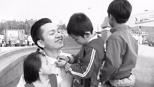 MC Hạnh Phúc gặp gỡ các em nhỏ có hoàn cảnh khó khăn.