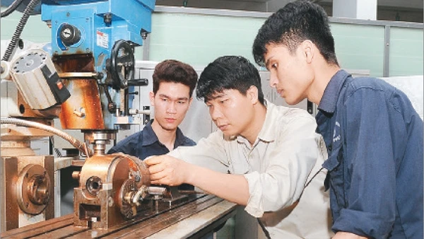 Mùa tuyển sinh năm nay cho thấy, chưa có nhiều dấu hiệu tích cực cho đào tạo cao đẳng. Trong ảnh: Giờ thực hành ở Trường cao đẳng nghề Vĩnh Phúc.