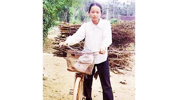 Nguyễn Thị Hiên thời cấp 2 vừa đi kiếm củi vừa đi học. Ảnh: TIẾN DŨNG