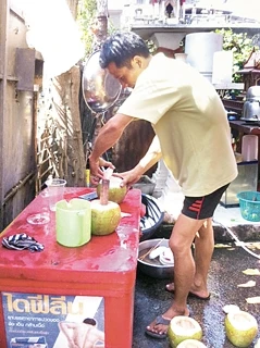 Chấp nhận mọi sự nhọc nhằn vì áp lực mưu sinh.