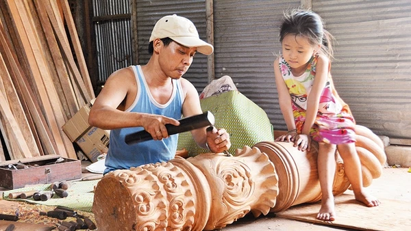 Anh Tý trong xưởng mộc ở Phnom Penh (Campuchia).