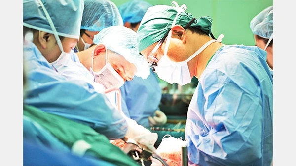 Các bác sĩ phẫu thuật ghép gan cho người bệnh.