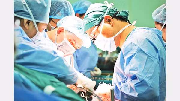 Các bác sĩ phẫu thuật ghép gan cho người bệnh.