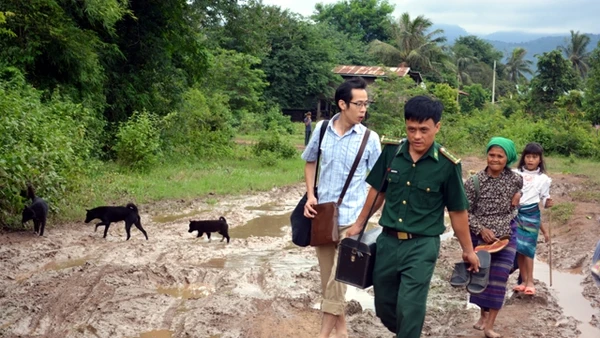 Y sĩ Nguyễn Tấn Linh trong một lần sang trạm xá để cùng bạn khám, chữa bệnh cho dân.