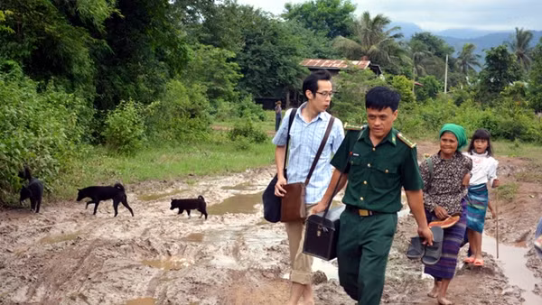 Y sĩ Nguyễn Tấn Linh trong một lần sang trạm xá để cùng bạn khám, chữa bệnh cho dân.