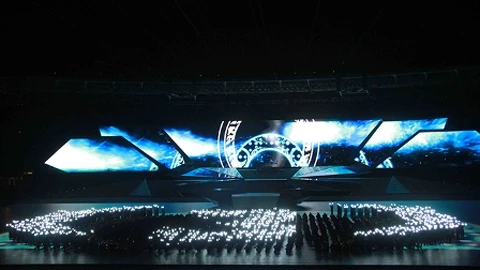 Màn trình diễn bằng hệ thống đèn led ấn tượng trong đêm tổng duyệt 28-11.