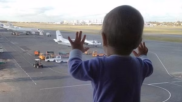 Bé gái Nga Da-ri-na Gro-mo-va, 10 tháng tuổi trước khi lên chuyến bay Airbus 321 định mệnh bị khủng bố trên bầu trời bán đảo Xi-nai (Ai Cập), khiến 217 hành khách, 7 thành viên phi hành đoàn thiệt mạn
