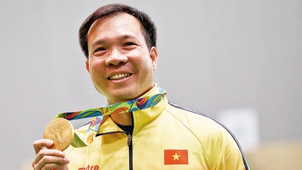 Hoàng Xuân Vinh trong giây phút ghi danh vào lịch sử... và đến trao quà cho các em nhỏ bị ung thư ở Bệnh viện Huyết học và Truyền máu trung ương.